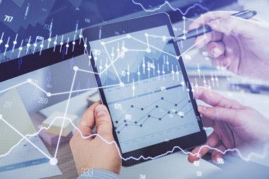 Bir adamın elini tutarken ve bir telefon ve finansal çizim kullanırken çift pozlama. Pazar analizi kavramı.