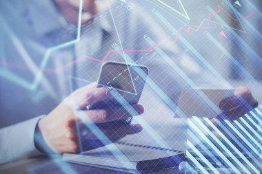 Bir adamın elini tutarken ve bir telefon ve finansal grafik çizimi kullanırken çift pozlama. Analiz kavramı.