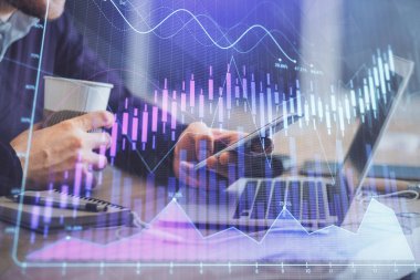 Bir adamın elini tutarken ve bir telefon ve finansal grafik çizimi kullanırken çift pozlama. Analiz kavramı.