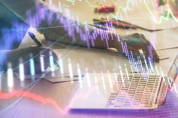 Doppelbelichtung von Geschäftsfrau Hände Tippen auf Computer und Forex-Diagramm Hologrammzeichnung. Finanzanalysekonzept. — Stockfoto