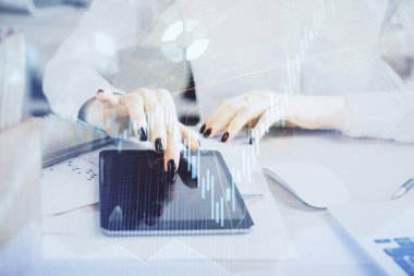 Ön x çizelgesine çift pozlama, hologram çizimi ve cep telefonu kullanan bir kadın. Finansal piyasa kavramı.