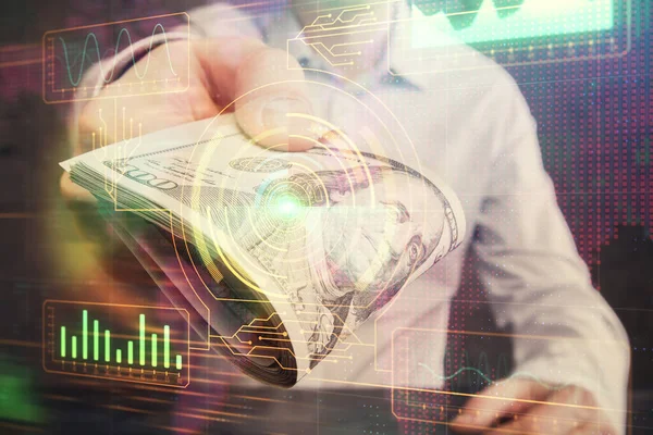 Dubbele blootstelling van technologie die hologram tekent en ons dollars biljetten en mannenhanden. Gegevensconcept — Stockfoto