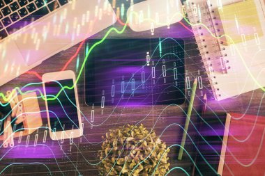 Masaüstünde telefonlu ön x grafik hologramına çift pozlama. Üst Manzara. Mobil ticaret platformu kavramı.