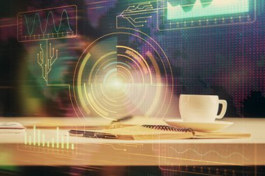 Teknoloji temalı çizimlere ve masa arkasında kahve ve eşyalar olan masaüstüne çoklu pozlama. Veri araştırması kavramı.