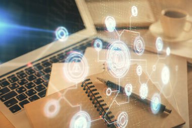 Teknoloji temalı çizimlere ve masaüstüne kahve ve masa arkasında eşyalar ile çifte pozlama. Veri araştırması kavramı.