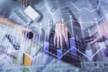 Kadın ve erkeğin birlikte çalışırken çifte pozlama ve hologram çizimi ön plana çıkarma. Finansal analiz konsepti. Bilgisayar arkaplanı. Üst Görünüm.