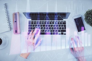 Bilgisayar ve ön x çizim hologramı üzerinde çalışan kadın elleri çift pozlama. Üst Manzara. Mali analiz kavramı.