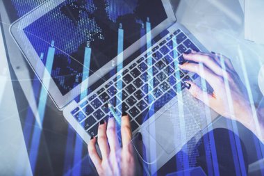 Bilgisayar ve ön x çizim hologramı üzerinde çalışan kadın elleri çift pozlama. Üst Manzara. Mali analiz kavramı.