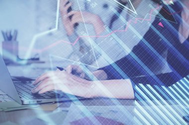 Bilgisayarda ve finansal grafik hologramında yazı yazan kadın ellerine çoklu maruz kalma. Borsa analizi kavramı.