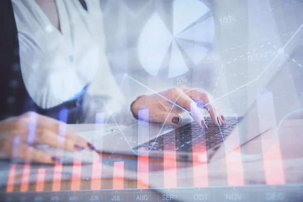 Doble exposición de las manos de mujer de negocios escribiendo en el dibujo del holograma de la computadora y del gráfico de la divisa. Concepto de análisis financiero. —  Fotos de Stock