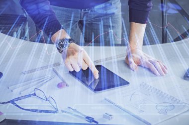 Erkeklerin el ele tutuşup dijital bir cihaz ve ön grafik çizimi kullanırken çift pozlama. Finansal piyasa kavramı.