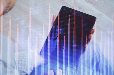 Erkeklerin el ele tutuşup dijital bir cihaz ve ön grafik çizimi kullanırken çift pozlama. Finansal piyasa kavramı.