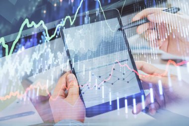 Bir adamın elini tutarken ve bir telefon ve finansal çizim kullanırken çift pozlama. Pazar analizi kavramı.