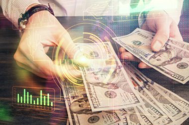 Teknolojinin iki katına çıkması hologram, dolar banknotları ve insan eli. Veri kavramı