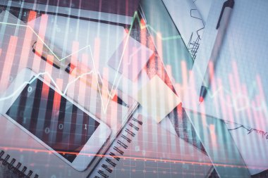 Forx grafik hologramının telefonlu masaüstü üzerinde çoklu pozlandırılması. Üst Manzara. Mobil ticaret platformu kavramı.