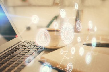 Teknoloji temalı çizimlere ve masaüstüne kahve ve masa arkasında eşyalar ile çifte pozlama. Veri araştırması kavramı.