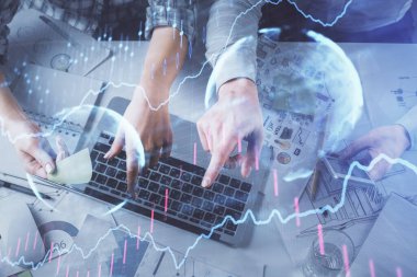 Kadın ve erkeğin birlikte çalışırken çifte pozlama ve hologram çizimi ön plana çıkarma. Finansal analiz konsepti. Bilgisayar arkaplanı. Üst Görünüm.