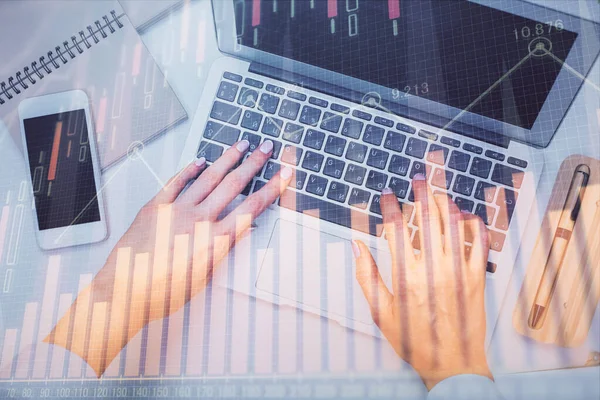 Doppia esposizione delle mani della donna che lavorano al disegno dell'ologramma del grafico del forex e del calcolatore. Vista dall'alto. Concetto di analisi finanziaria. — Foto Stock