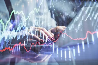 İşkadını ellerinin bilgisayar ve finansal grafik hologramı çizimlerinde çifte pozlama. Borsa analizi kavramı.
