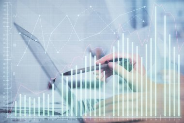 Bilgisayarda ve finansal grafik hologramında yazı yazan kadın ellerine çoklu maruz kalma. Borsa analizi kavramı.