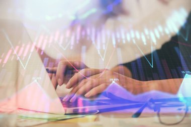 Bilgisayarda ve finansal grafik hologramında yazı yazan kadın ellerine çoklu maruz kalma. Borsa analizi kavramı.