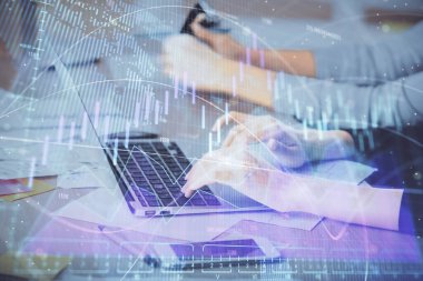 Bilgisayarda ve finansal grafik hologramında yazı yazan kadın ellerine çok maruz kalmış. Borsa analizi kavramı.
