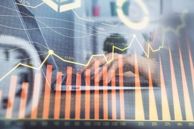 Bilgisayarda ve ön x grafik hologram çiziminde kadın eli yazarken çift pozlama. Borsa yatırım kavramı.