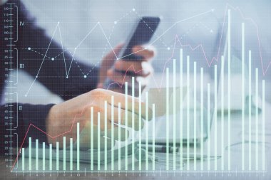 Bir adamın elini tutarken ve bir telefon ve finansal grafik çizimi kullanırken çift pozlama. Analiz kavramı.