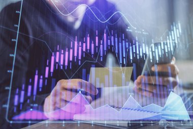 Bir adamın elini tutarken ve bir telefon ve finansal grafik çizimi kullanırken çift pozlama. Analiz kavramı.