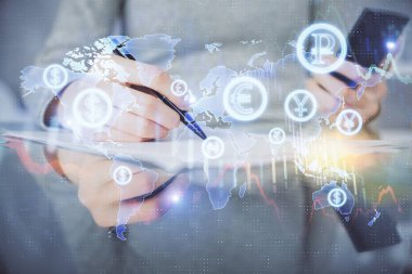 Ön x çizelgesine çift pozlama, hologram çizimi ve cep telefonu kullanan bir kadın. Finansal piyasa kavramı.