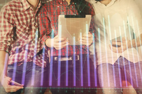 Doppelbelichtung von Forex-Diagrammen und Mann und Frau arbeiten zusammen, indem sie ein mobiles Gerät halten und verwenden. Handelskonzept. — Stockfoto