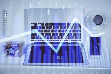 Borsa tablosu ve masa arkasındaki en iyi görüntü bilgisayarı. Çoklu maruz kalma. Mali analiz kavramı.