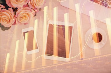 Forx grafik hologramının telefonlu hali. Üst Manzara. Mobil ticaret platformu kavramı.