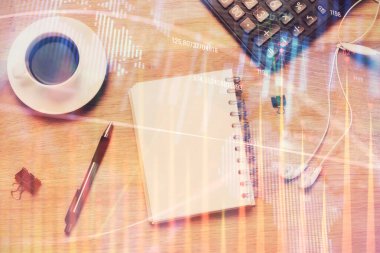 Forx grafik çizimi ve çalışma masası üst veiw çoklu pozlama. Mali analiz kavramı.