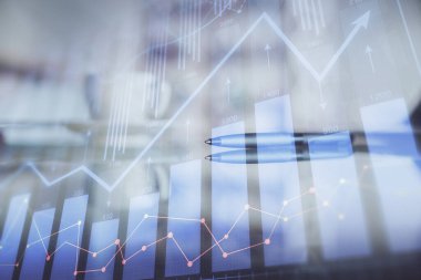 Ofisteki kahve fincanının arka planında iki kat fotograf var. Finansal analiz ve başarı kavramı.