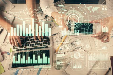 Kadın ve erkeğin birlikte çalıştığı çoklu pozlama ve grafik hologramı çizimi. Finansal analiz konsepti. Bilgisayar arkaplanı. Üst Görünüm.