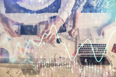 Birlikte çalışan kadın ve erkeğin çifte pozu ve finansal grafik hologramı çizimi. Pazar analizi konsepti. Bilgisayar arkaplanı. Üst Görünüm.