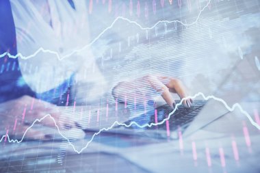 İş kadınlarının bilgisayar ve ön grafik hologram çizimlerini yazarken çift pozlama. Mali analiz kavramı.