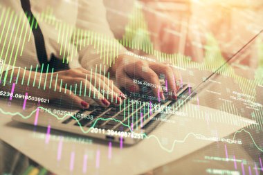 Bilgisayarda ve finansal grafik hologramında yazı yazan kadın ellerine çoklu maruz kalma. Borsa analizi kavramı.