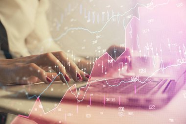 Bilgisayarda ve finansal grafik hologramında yazı yazan kadın ellerine çoklu maruz kalma. Borsa analizi kavramı.
