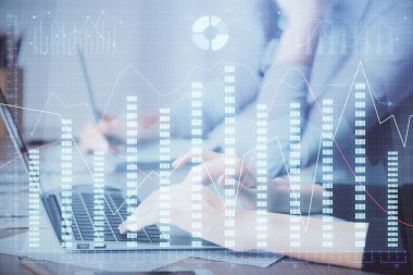 Bilgisayarda ve finansal grafik hologramında yazı yazan kadın ellerine çok maruz kalmış. Borsa analizi kavramı.