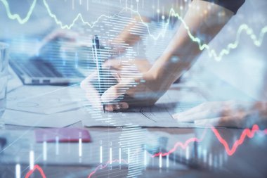 Bilgisayarda ve finansal grafik hologramında yazı yazan kadın ellerine çok maruz kalmış. Borsa analizi kavramı.