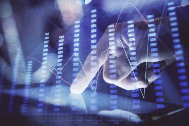 Bir adamın el ele tutuşup, telefon ve finansal çizim kullanırken birden fazla pozlama. Pazar analizi kavramı.