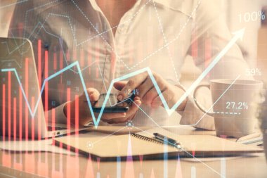 Ön x çizelgesine çift pozlama, hologram çizimi ve cep telefonu kullanan bir kadın. Finansal piyasa kavramı.