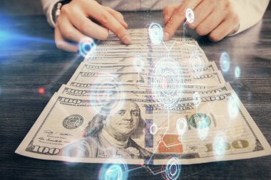 Teknolojinin iki katına çıkması hologram, dolar banknotları ve insan eli. Veri kavramı