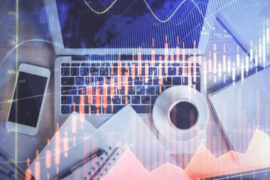 Borsa tablosu ve masa arkasındaki en iyi görüntü bilgisayarı. Çifte maruziyet. Mali analiz kavramı.