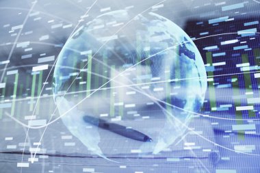 İki kez iş temalı çizimler ve açık defter arkaplanı olan bir masa. Uluslararası pazar kavramı