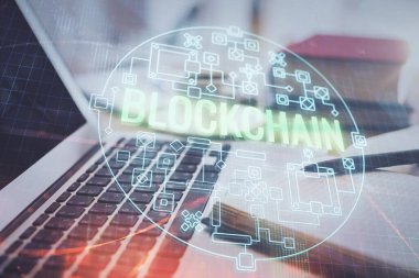 Masa arkasında kahve ve eşyalar olan kripto teknolojisi çizimi ve masaüstüne çifte maruz kalma. Engelleme zinciri kavramı