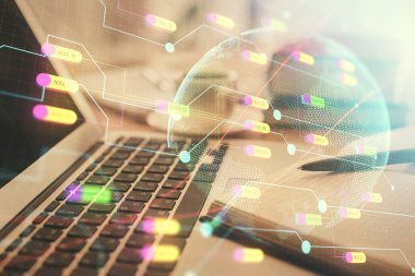 Masa arkasında kahve ve eşyalar olan iki kat harita çizimi ve masaüstü görüntüsü. Küresel veri kavramı.