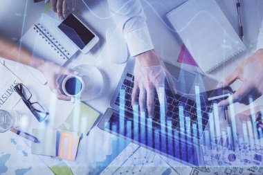 Erkeklerin ellerinin bilgisayar klavyesini ve forx grafik hologramını yazarken çoklu pozlama. Üst Manzara. Finans piyasası kavramı.